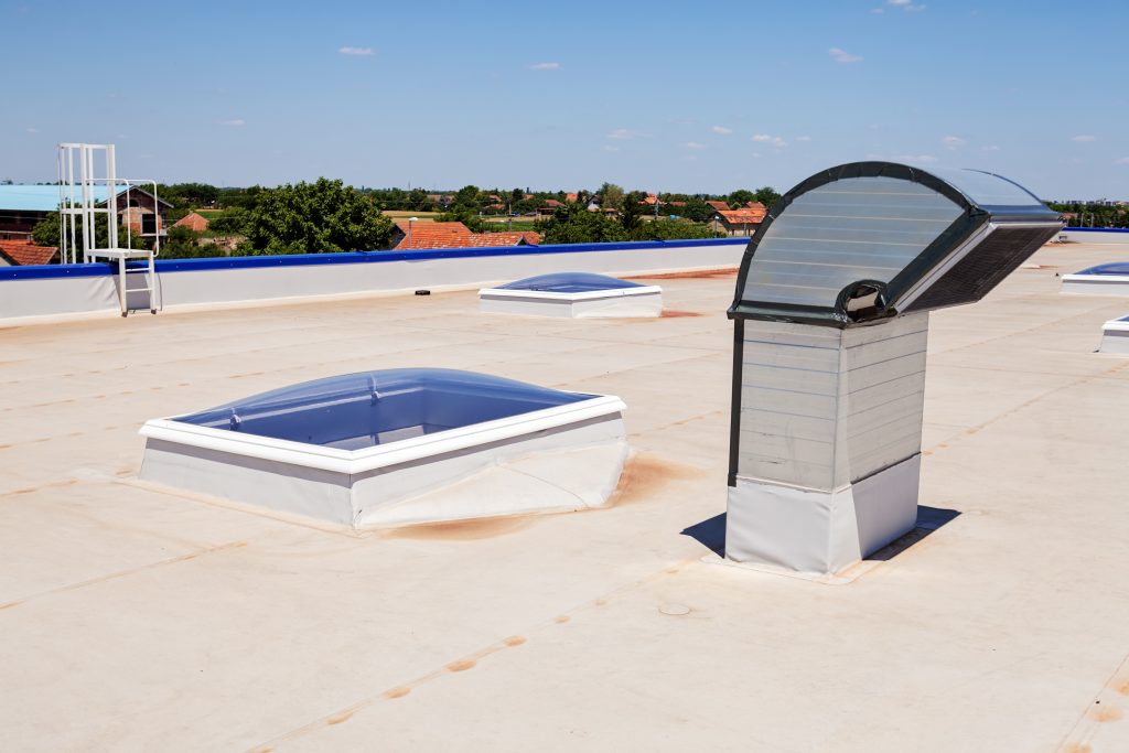 Flat roof with skylight and hydro insulation membranes